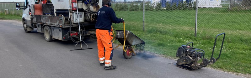 Huller i vejen lappes af medarbejder fra Vej og Gartner i Dragør Kommune