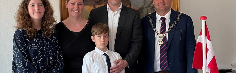 Familien Simon og borgmester Kenneth Gøtterup - grundlovsceremoni 24. maj 2023