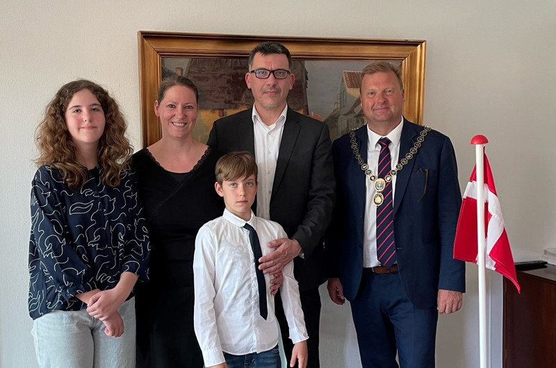 Familien Simon og borgmester Kenneth Gøtterup - grundlovsceremoni 24. maj 2023