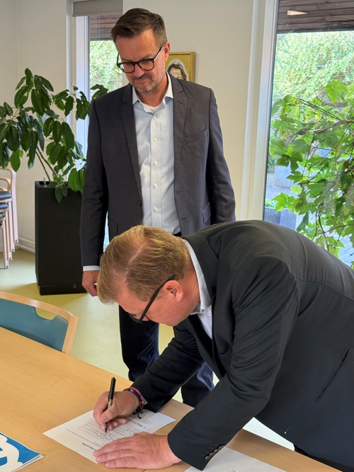 Enggården: Adm. direktør i OK-Fonden Ulrik Ahrendt-Jensen (bagest) og borgmester Kenneth Gøtterup