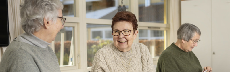 Tre damer der laver patchwork