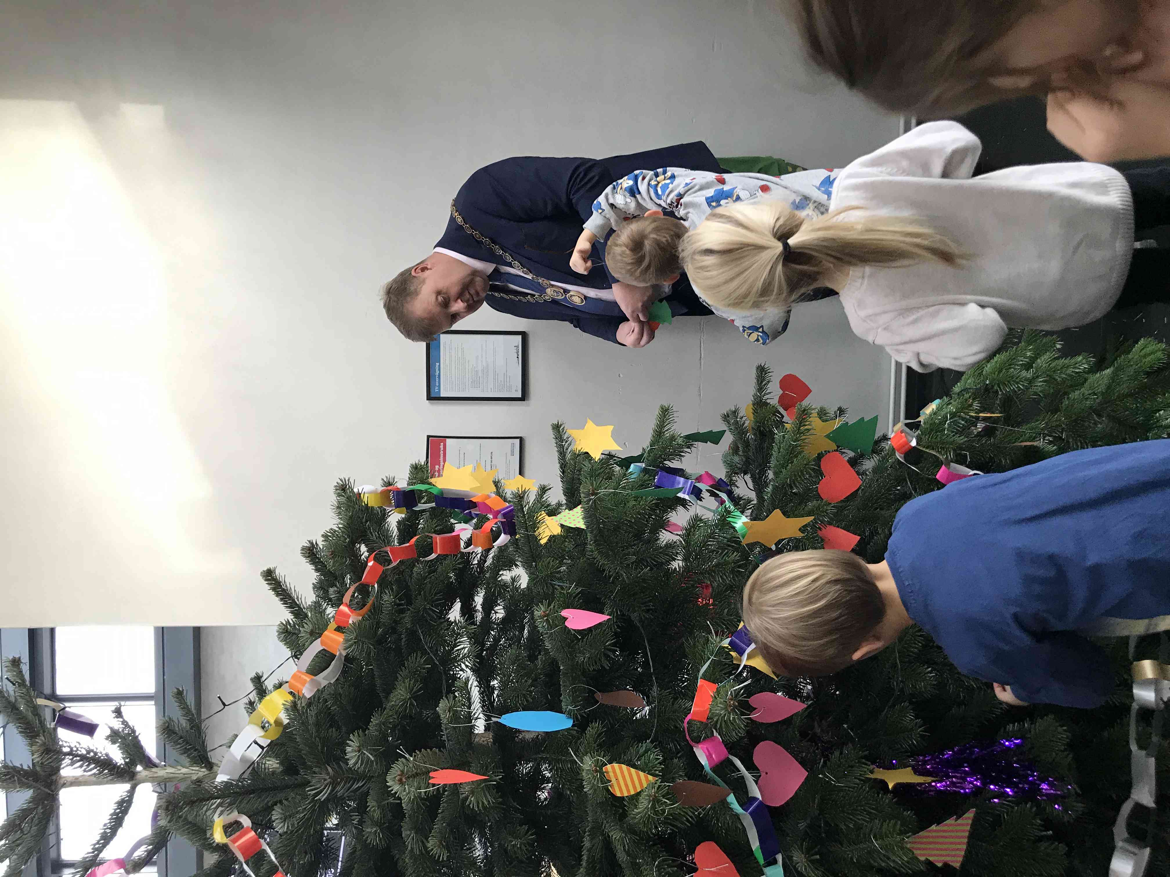 Køjevængets børn pynter træ med borgmester Kenneth Gøtterup