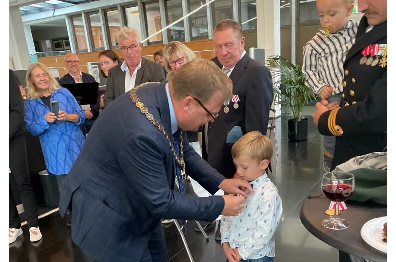 Borgmester Kenneth Gøtterup overrækker børnemedalje til Hugo på fire år