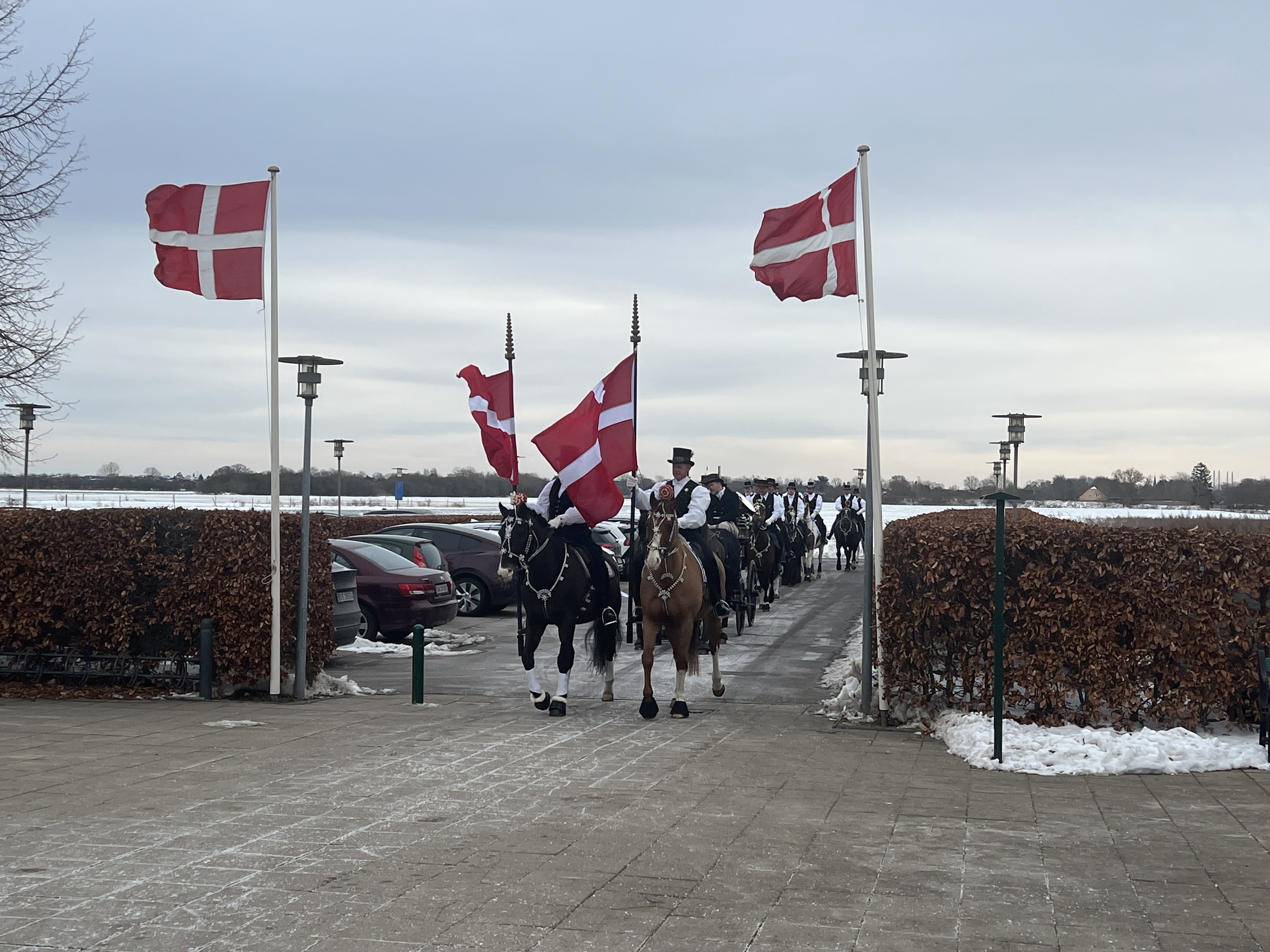 Visit af fastelavnsryttere