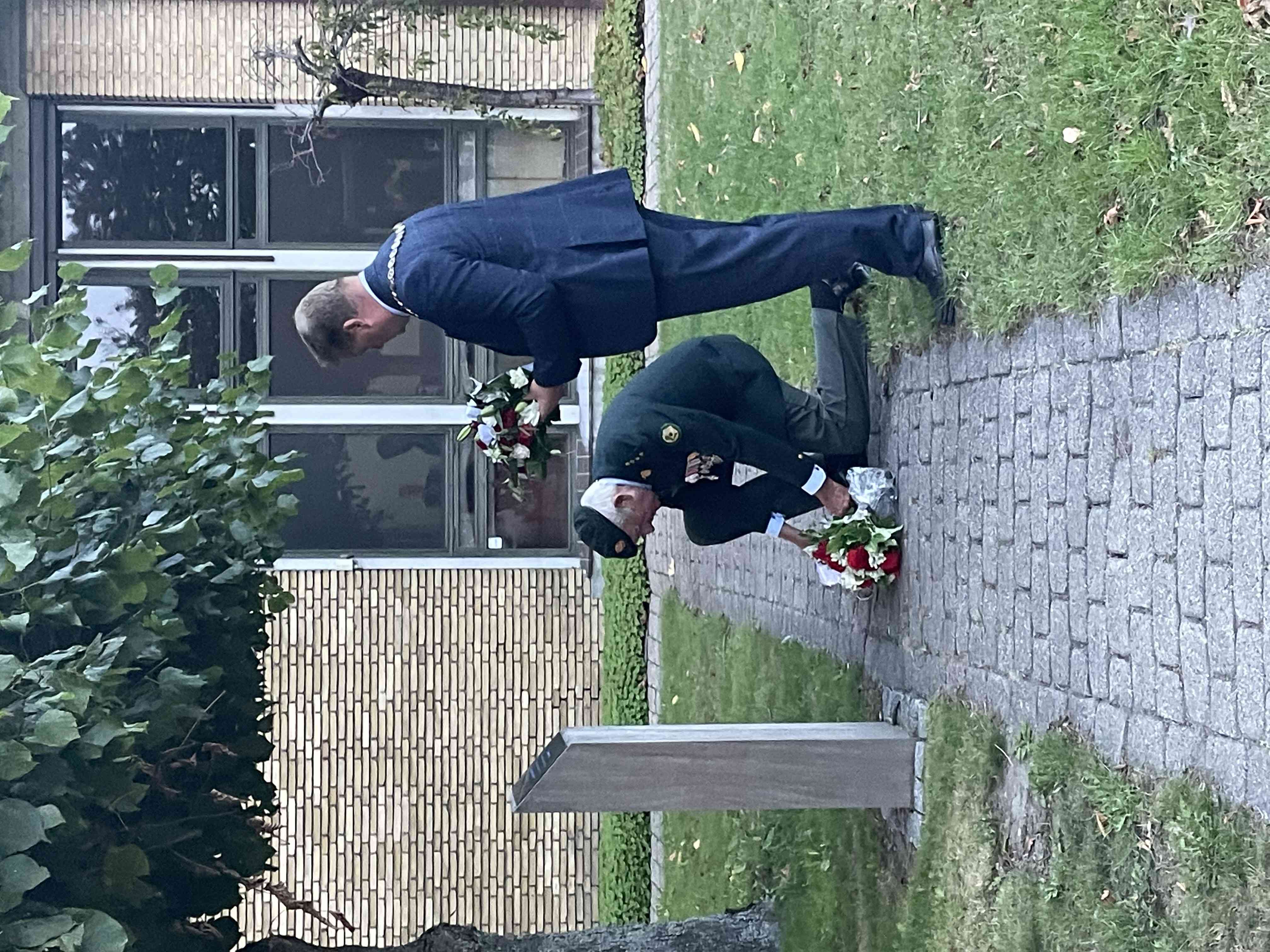 Claus Arboe-Rasmussen fra lokalprojektgruppen ”Et forsvarlig Dragør” og borgmester Kenneth Gøtterup lægger blomster ved mindepladen