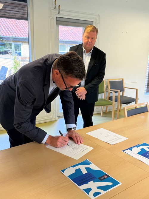 Enggården: Adm. direktør i OK-Fonden Ulrik Ahrendt-Jensen (th) og borgmester Kenneth Gøtterup