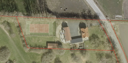 Landzonetilladelse til lovliggørelse af en tennisbane