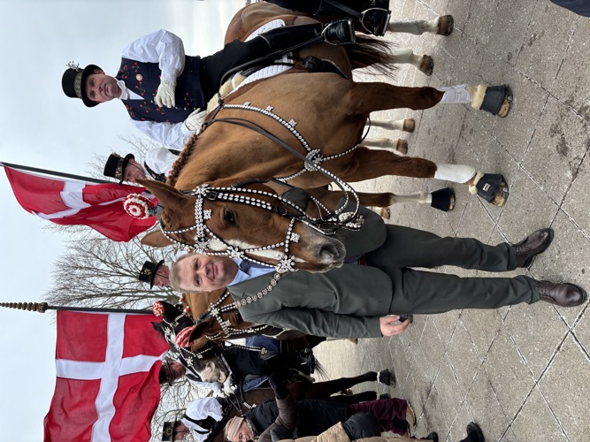 Visit af fastelavnsryttere