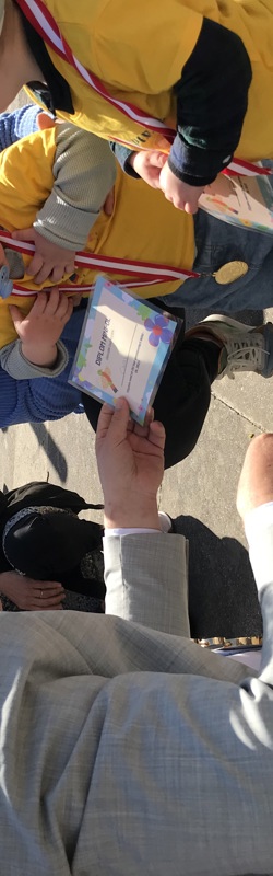 Carl med medalje overrakt af borgmesteren - sammen med sin mor