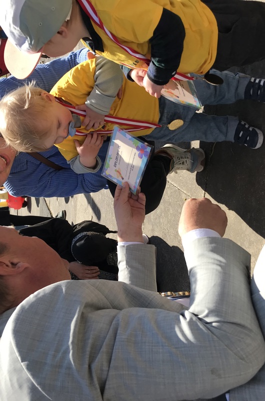 Carl med medalje overrakt af borgmesteren - sammen med sin mor