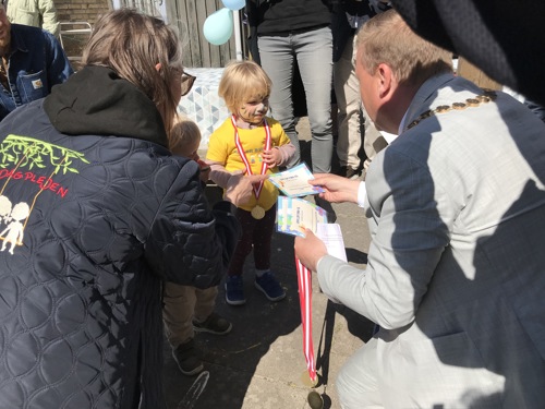 Dagplejebarnet Alva med medalje